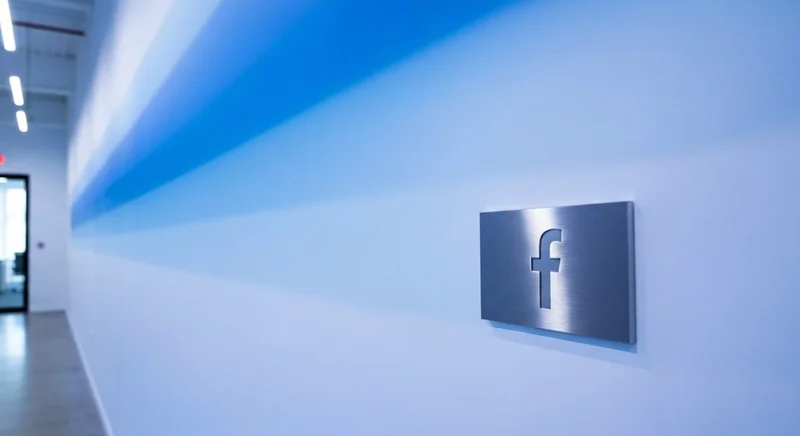 Pared gradiente de colores Facebook con placa metálica logo f