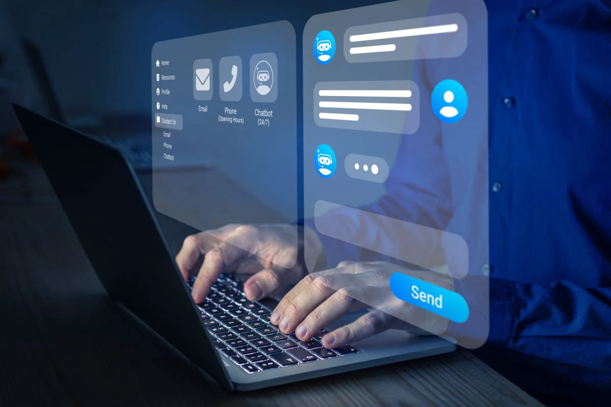 hombre escribiendo en laptop con hologramas de inteligencia artificial