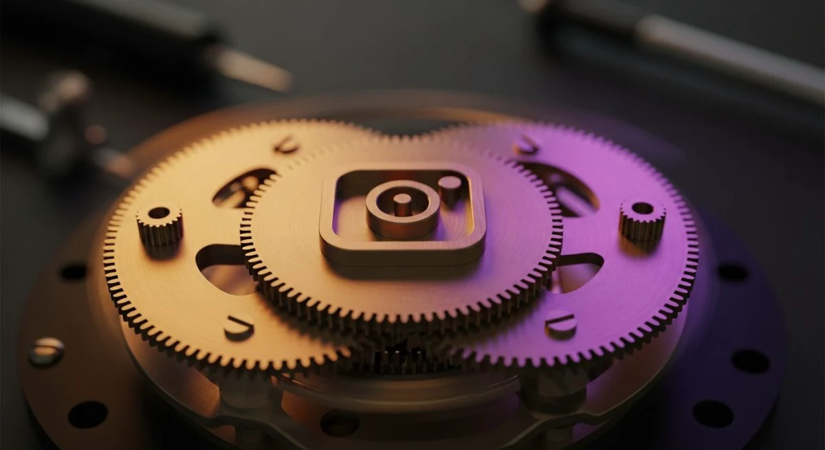 Mecanismo de reloj con engranajes de latón y logo de Instagram