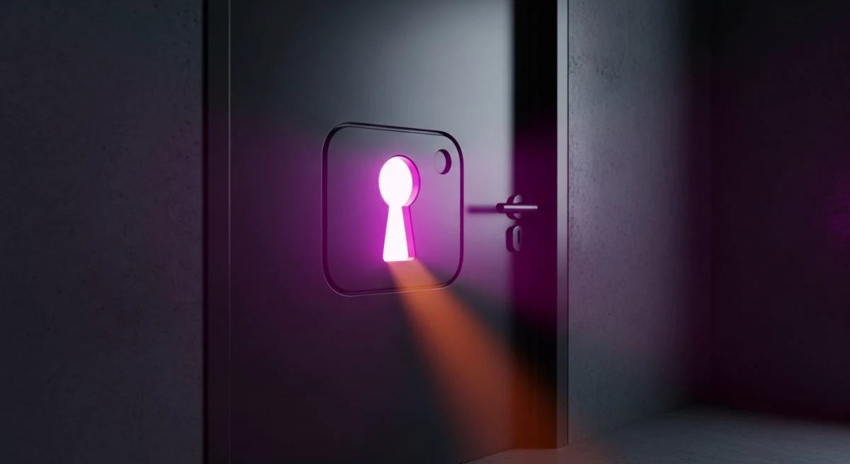 Puerta futurista negra mate con llavero en forma de cámara Instagram