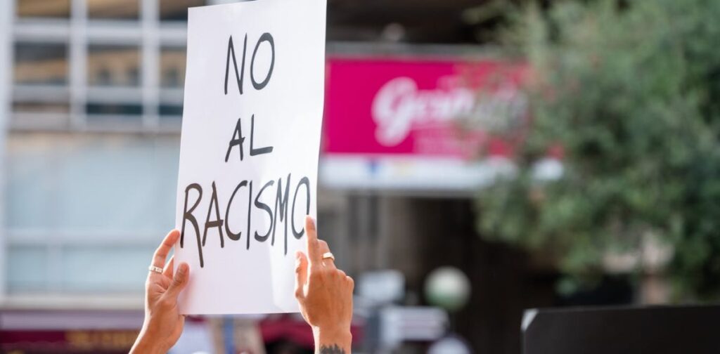 cartel de no al racismo