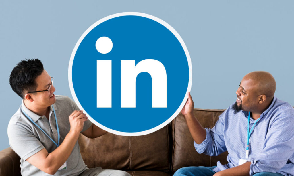 dos personas sosteniendo el logo de linkedin