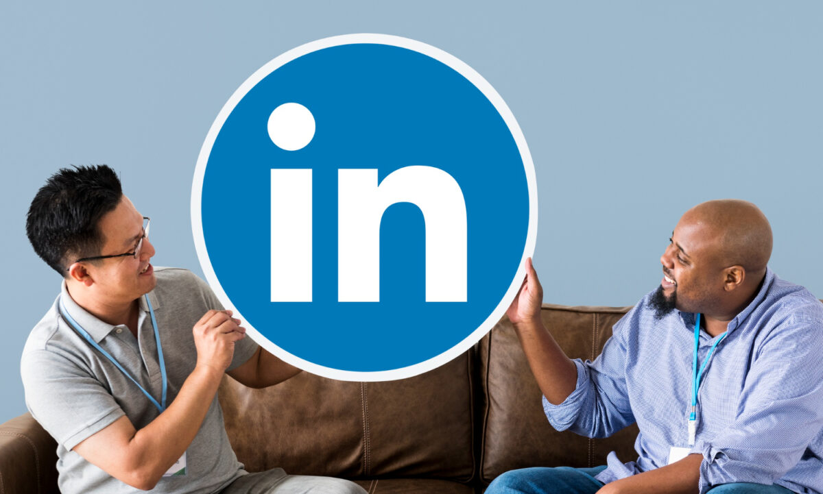dos personas sosteniendo el logo de linkedin