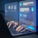 hombre escribiendo en laptop con hologramas de inteligencia artificial