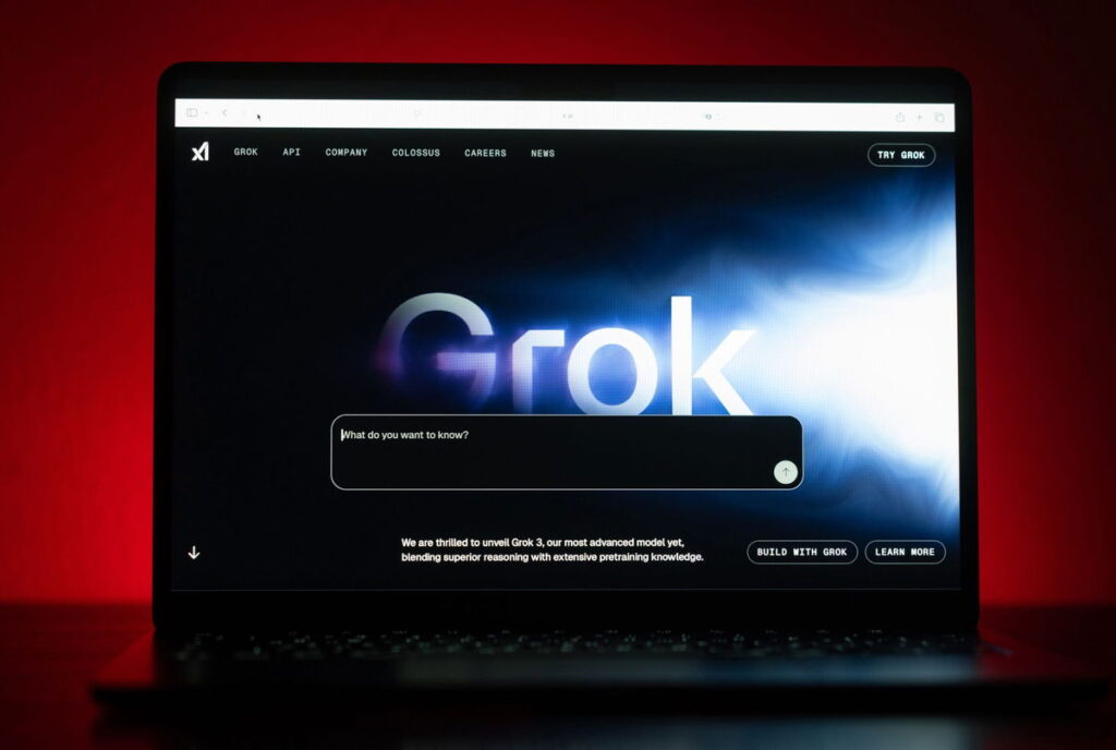 laptop mostrando grok en pantalla