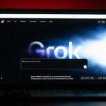 laptop mostrando grok en pantalla