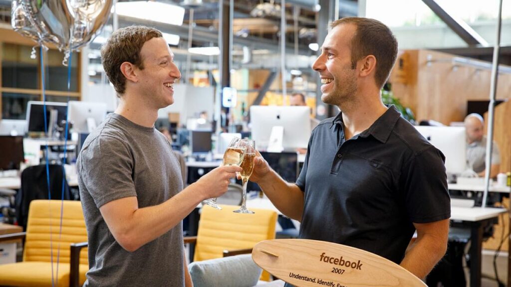 Mark Zuckerberg y Javier Oliván brindando