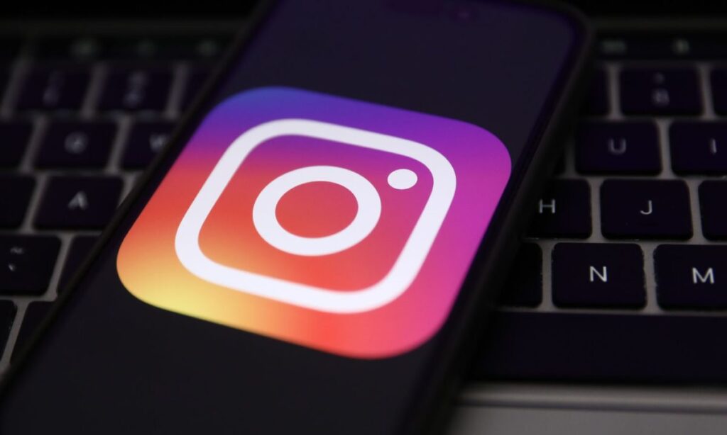 movil con logo de instagram en pantalla