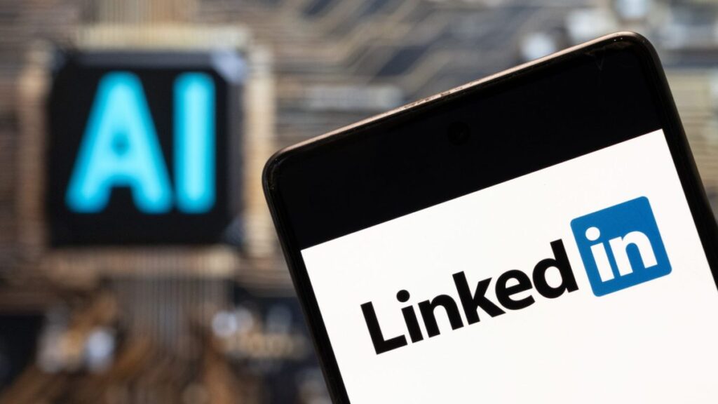 movil con logo de linkedin y logo de IA de fondo