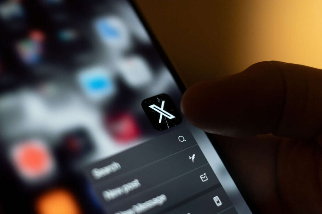 Movil con logo de X en pantalla