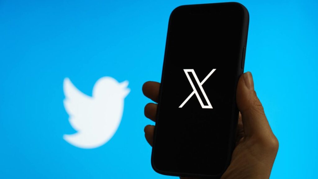 movil con x en pantalla y el logo de twitter de fondo