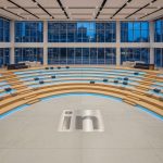 Anfiteatro moderno vacío con logo de LinkedIn incrustado en el centro
