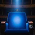 Asiento de terciopelo iluminado en auditorio vacío teatro clásico