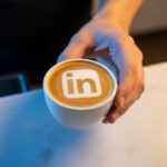 Barista ofrece taza de café con latte art de LinkedIn