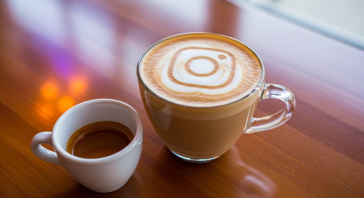 Café con leche latte art logo Instagram junto a espresso
