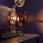 Carrete de película enredado en proyector vintage en sala oscura