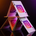 Casa de naipes con logos de Instagram sobre cristal oscuro