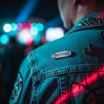 Chaqueta vaquera joven con pin pronombres y TikTok en concierto luces neón