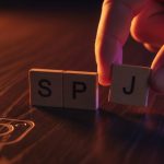 Dedos colocando ficha de Scrabble