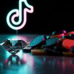 Diamante brillante junto a fichas de arcade coloridas sobre metal y fondo de logo de TikTok