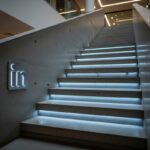 Escalera flotante de hormigón y logo de LinkedIn iluminado