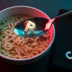 Letra P brillante en sopa de letras en cuenco de cerámica y servilleta de TikTok