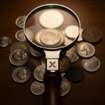 Lupa de detective con logo de X sobre monedas en escritorio oscuro