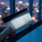 Mano sosteniendo tarjeta de acceso negra con logo LinkedIn plata