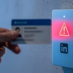 Mano sosteniendo tarjeta desenfocada ante escáner biométrico LinkedIn