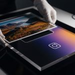 Manos con guantes colocando foto en marco acrílico con logo Instagram