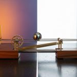Máquina de Rube Goldberg con logos de Instagram y X grabados