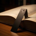 Marcador negro mate en libro de cuero con iluminación cálida
