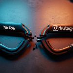 Mosquetones de escalada con logos de TikTok e Instagram