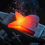 Pieza de metal incandescente sobre yunque en forja artesanal con logo de X