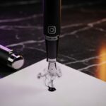 Pluma estilográfica negra mate en mármol reflejante iluminación neón