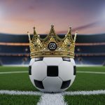 Balón de fútbol con corona dorada y logo de Instagram en estadio
