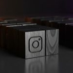 Bloques de letterpress minimalistas de madera negra con logo de Instagram
