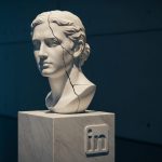 Busto de mármol blanco moderno con crack y logo de LinkedIn