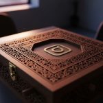 Caja de rompecabezas de madera con logo de Instagram minimalista