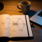 Cuaderno Moleskine abierto con diagrama de red profesional y logo LinkedIn
