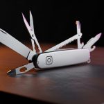 Cuchillo suizo moderno con herramientas desplegadas y logo de Instagram