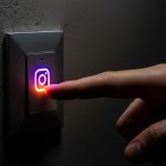 Dedo a punto de apagar un interruptor con logo de Instagram