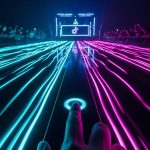 Dedo presionando un botón en barandilla de concierto futurista