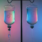 Dos bolsas intravenosas vintage con logotipos de TikTok y Facebook