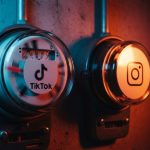 Dos medidores analógicos con logos de TikTok e Instagram