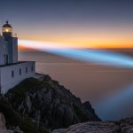 Faro blanco moderno con logo de LinkedIn iluminando el mar