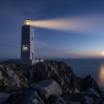 Faro de concreto moderno con logo de LinkedIn en la base