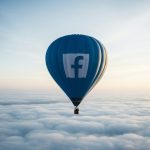 Globo aerostático azul con logo de Facebook en el lateral