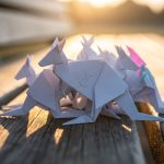 Grupo de canguros de origami blanco con logo de TikTok