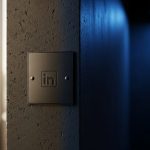 Interruptor de luz minimalista con logo de LinkedIn en negro